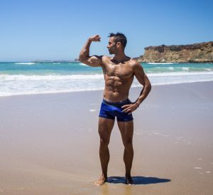 Descubre los beneficios de la playa para ganar músculo y como un correcto descanso y recuperación activa favorecen tu cuerpo produciendo mas hormona del crecimiento.