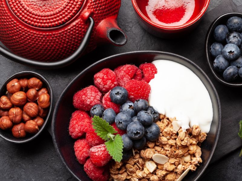 Desayuno fitness con yogur, granola y frutos rojos antioxidantes