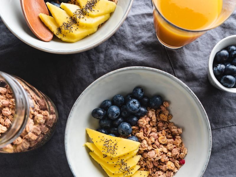 Bowl tropical de granola, mango y arándanos