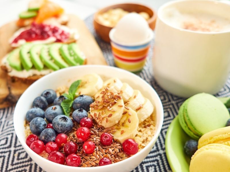 Desayuno fitness completo con avena, fruta y tostadas con aguacate