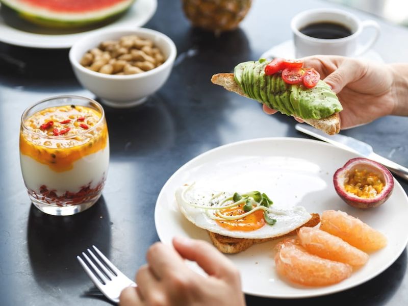 Desayuno completo con tostadas, yogur y fruta fresca