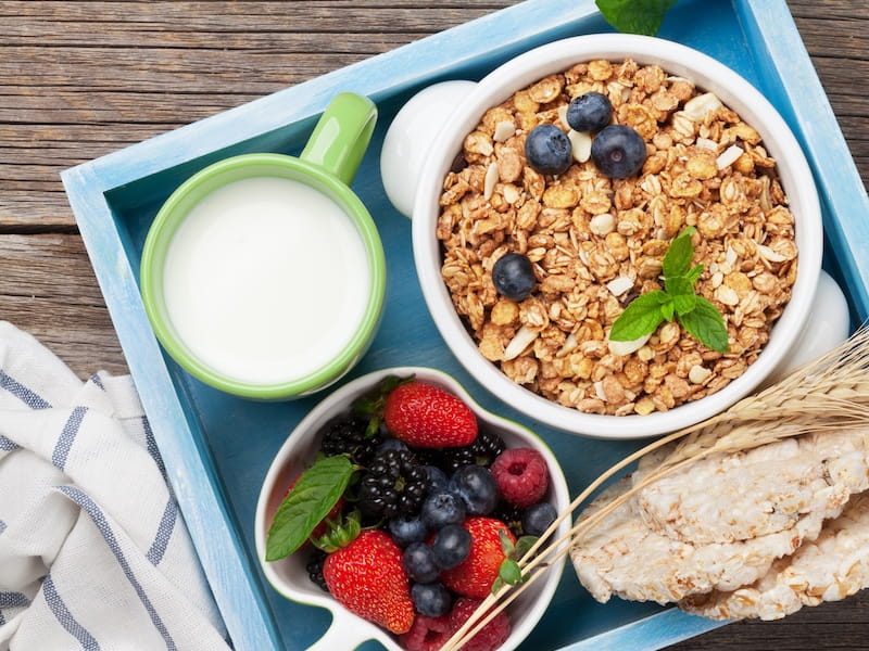 Desayuno fitness con granola, fruta y tortitas de arroz