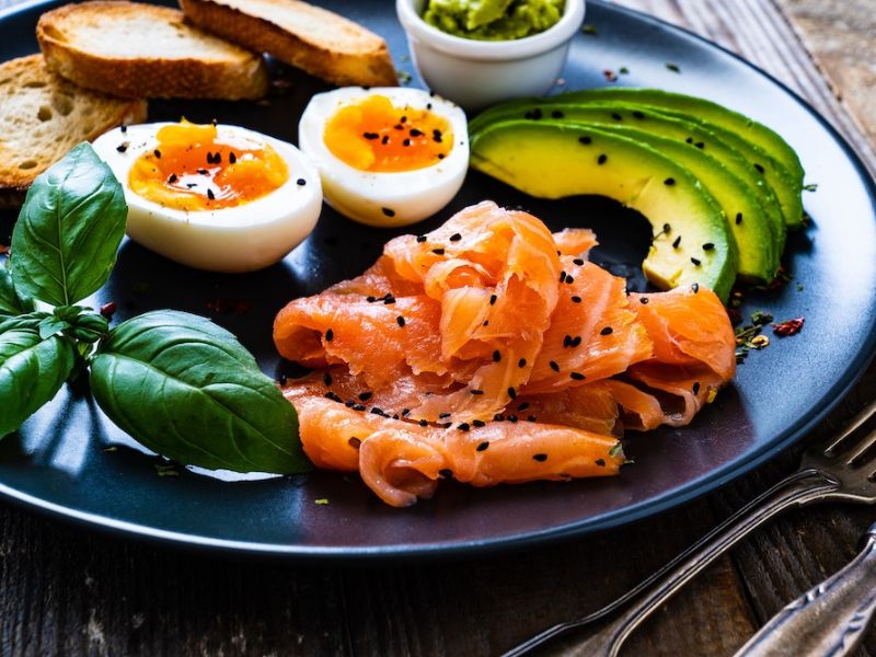Desayuno proteico con salmón, aguacate y huevo