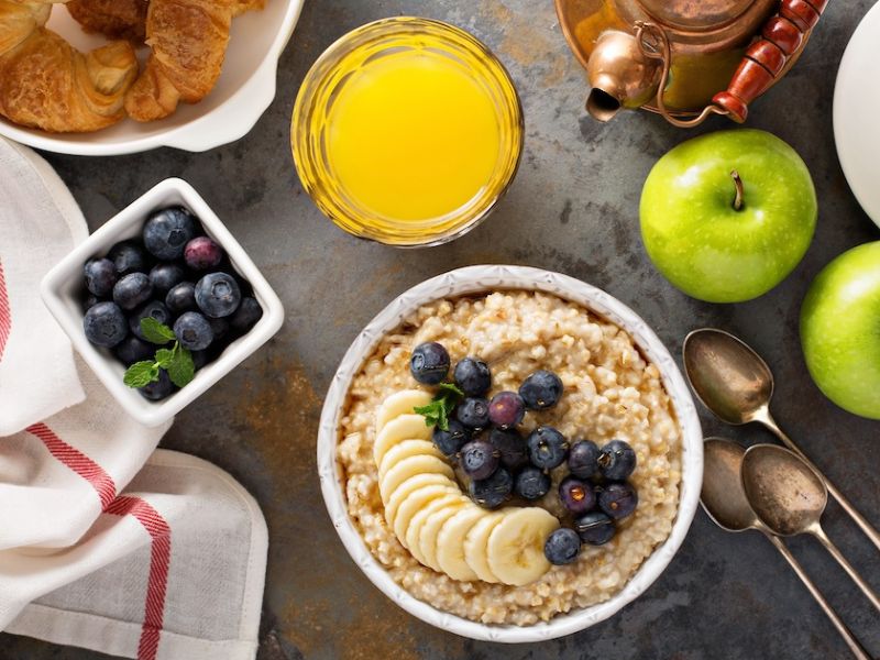 Porridge de avena con plátano y arándanos