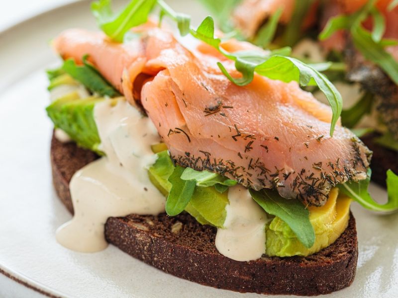 Tostada gourmet de salmón, aguacate y salsa cremosa